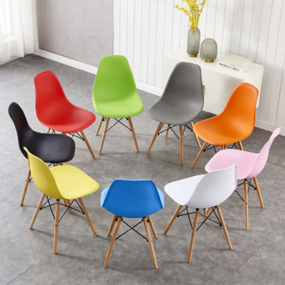 Ahşap Ayaklı 42 * 46 * 82cm PP Yemek Sandalyeleri OEM